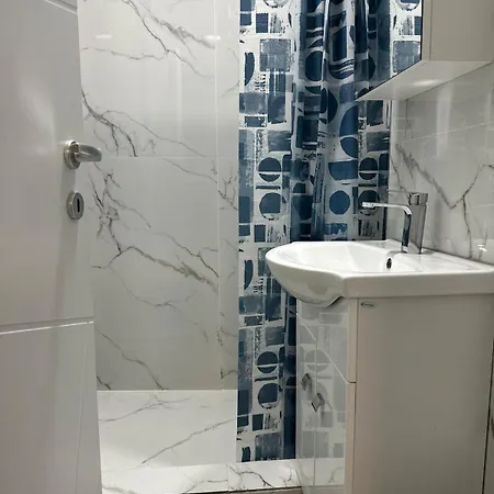 Modern 3-room Near Center